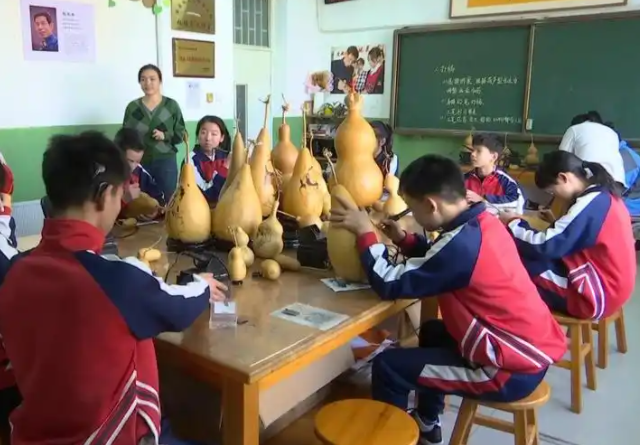 落实根底教育阶段积极推进残疾学生享有15年免费教育