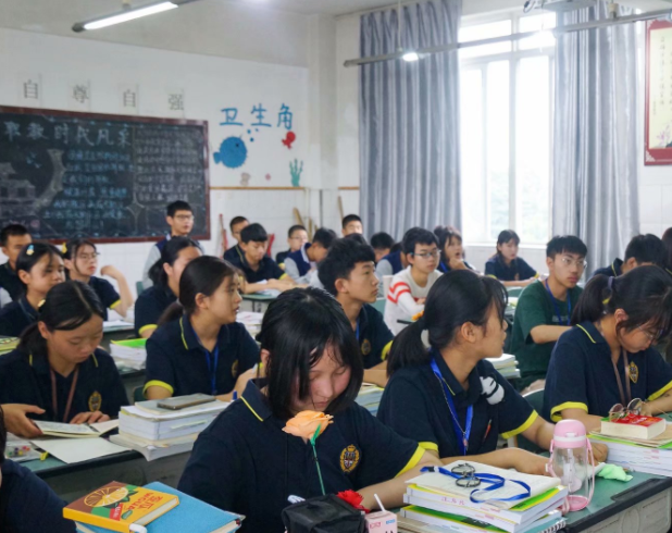 为学生提供探索与调整的缓冲带既回应了家长对学生升学的期待