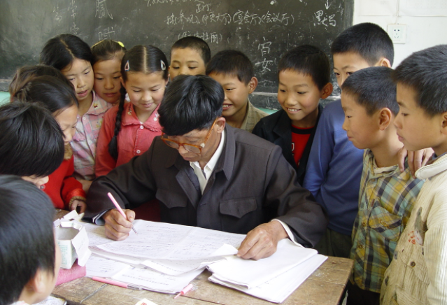 向好而变校园教育设施健全教育环境美了