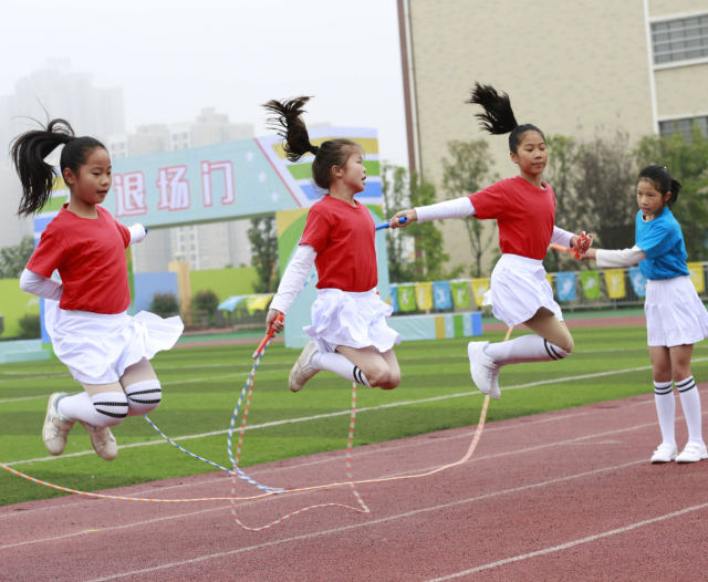 时间足额真实让体育成为学校生活和家校共育的重要组成部分