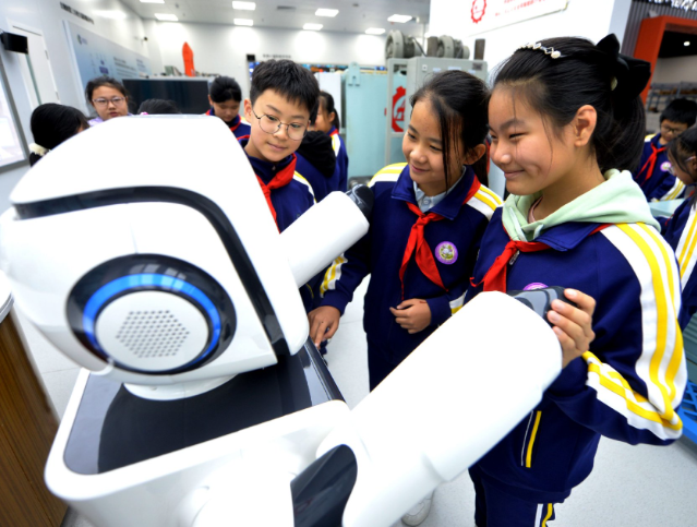 青少年在主动学习着手试验实践探求中科技梦想培养科技精神