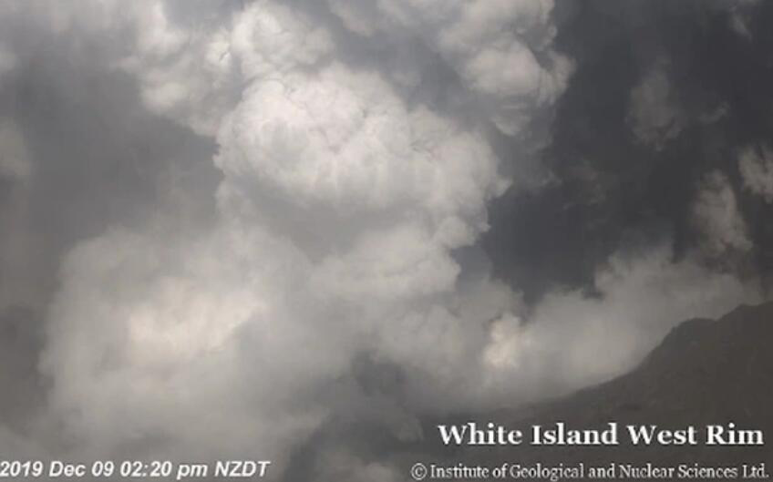 新西兰火山：一场事先警告的喷发，与灰烬笼罩