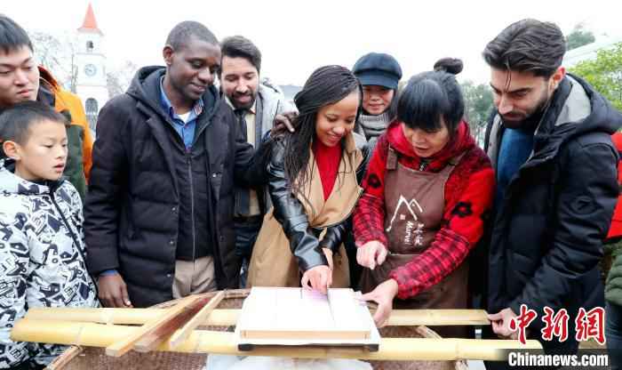  小镇传年俗文化节：新老“混搭”中探寻别样“年味”