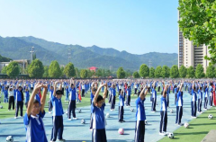 <b>同上壹堂課在陽光灑滿校園的大課間共繪詩意篇</b>